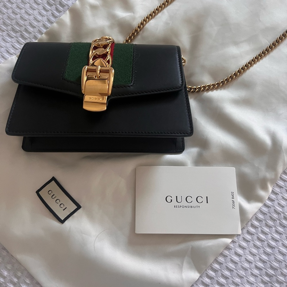 Brand new Gucci purse 
Silvee